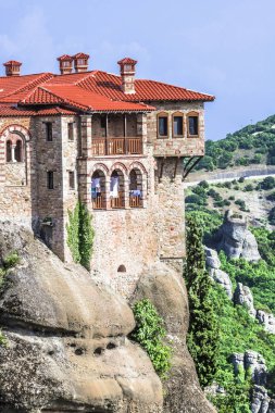 St. Varlaam Ortodoks Manastırı dik kaya içinde kutsal meteorlar üst kısmında yer alır.