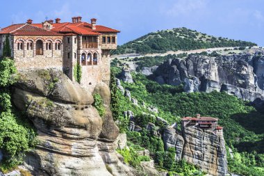 St. Varlaam Ortodoks Manastırı dik kaya içinde kutsal meteorlar üst kısmında yer alır.