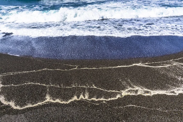 Ondas Mar Mediterrâneo Pintam Imagens Incríveis Areia Negra Uma Praia — Fotografia de Stock