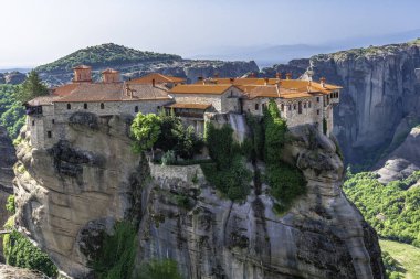 Büyük meteorlar manastır genç meşe ormanıyla çevrili yüksek kayalıklarla üzerine inşa.