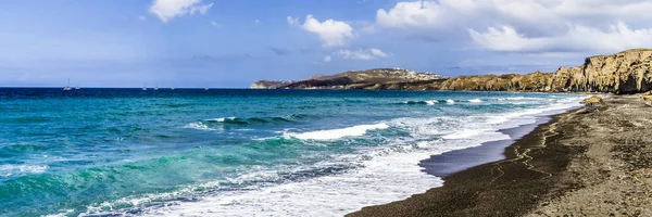 Akdeniz denizin dalgaları Santorini Adası ıssız bir kumsalda siyah kum üzerinde inanılmaz resimleri boya.