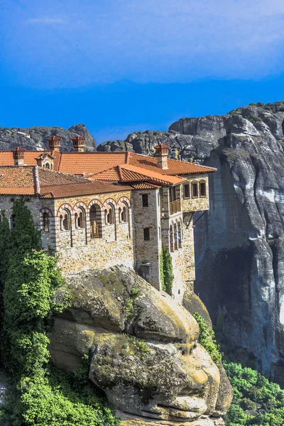 Büyük meteorlar manastır genç meşe ormanıyla çevrili yüksek kayalıklarla üzerine inşa.