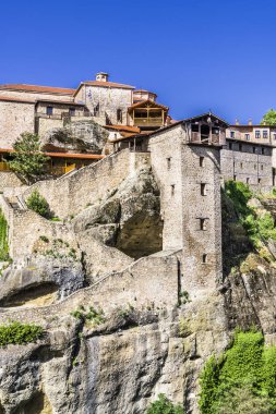 Yüksek rock Greek meteorlar cliff üzerinde inşa Ortodoks Yunan manastır duvarlarında.