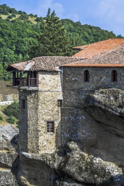 Yüksek rock Greek meteorlar cliff üzerinde inşa Ortodoks Yunan manastır duvarlarında.