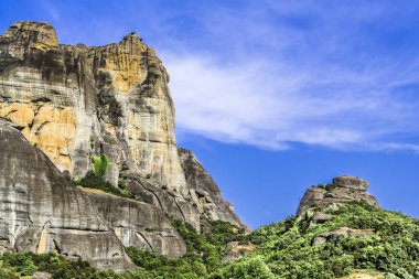 Yunanistan orta kısmında Teselya düz üzerinde yüksek kayalıklarla genç dağ meşe ormanı ile çevrilidir.