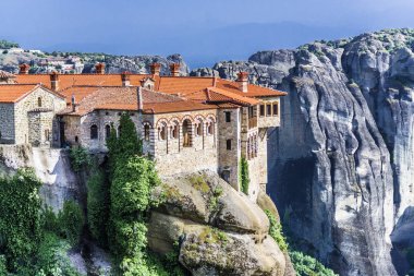Yüksek rock Greek meteorlar cliff üzerinde inşa Ortodoks Yunan manastır duvarlarında.