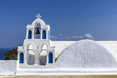 Yunan Ortodoks Kilisesi bir küçük dağ köyü sokakta küçük beyaz çan kulesinde.