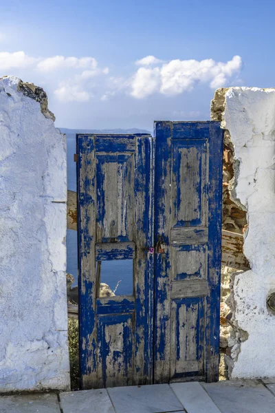 Old Wooden Doors House Narrow Greek Street Overlooking Blue Waters — Stock Photo, Image