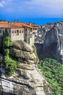 St. Varlaam Ortodoks Manastırı dik kaya içinde kutsal meteorlar üst kısmında yer alır.