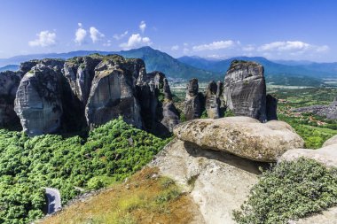 Büyük bir taş üzerinde Orta Yunanistan dağlarında bir uçurum.