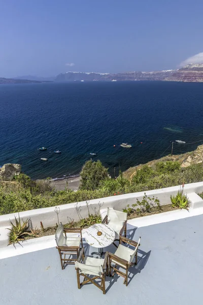 圣托里尼岛上风景如画的露台提供爱琴海和古火山火山口的美景 — 图库照片