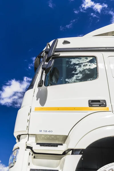 White Cumulus Clouds Blue Sky Reflected Side Windows Rear View — Stock Photo, Image