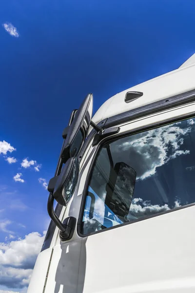 Witte Cumulus Wolken Blauwe Hemel Worden Weerspiegeld Zijruiten Achteruitkijkspiegels Van — Stockfoto