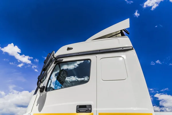 Witte Cumulus Wolken Blauwe Hemel Worden Weerspiegeld Zijruiten Achteruitkijkspiegels Van — Stockfoto