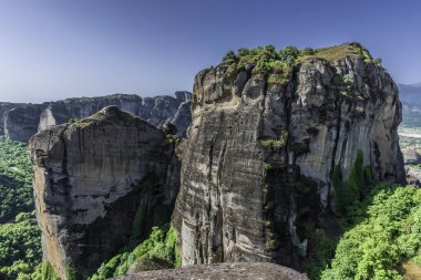 Yunanistan orta kısmında Teselya düz üzerinde yüksek kayalıklarla genç dağ meşe ormanı ile çevrilidir.