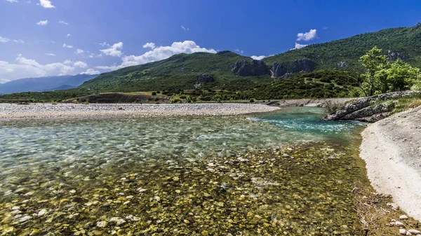 Ein Kleiner Gebirgsfluss Fließt Durch Einen Felsigen Kanal Unter Dem — Stockfoto