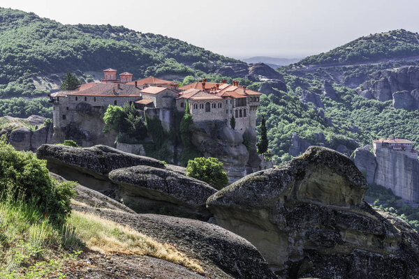 Монастырь святого Варлаама находится на вершине крутой скалы в Святых Метеорах
.