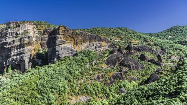 Yunanistan orta kısmında Teselya düz üzerinde yüksek kayalıklarla genç dağ meşe ormanı ile çevrilidir.