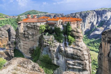 St. Varlaam Ortodoks Manastırı dik kaya içinde kutsal meteorlar üst kısmında yer alır.