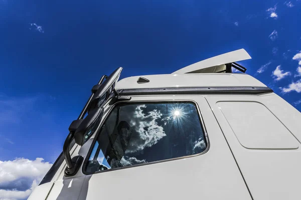 Witte Cumulus Wolken Blauwe Hemel Worden Weerspiegeld Zijruiten Achteruitkijkspiegels Van — Stockfoto