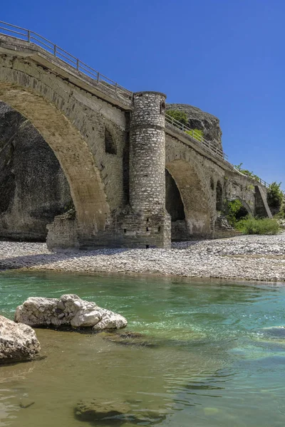 Pequeno Rio Montanha Flui Através Canal Rochoso Sob Arco Antiga — Fotografia de Stock