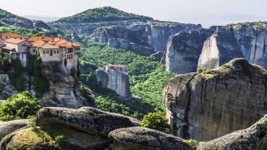 Yüksek rock Greek meteorlar cliff üzerinde inşa Ortodoks Yunan manastır duvarlarında.