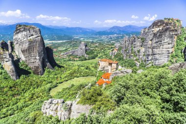 Büyük meteorlar manastır genç meşe ormanıyla çevrili yüksek kayalıklarla üzerine inşa.