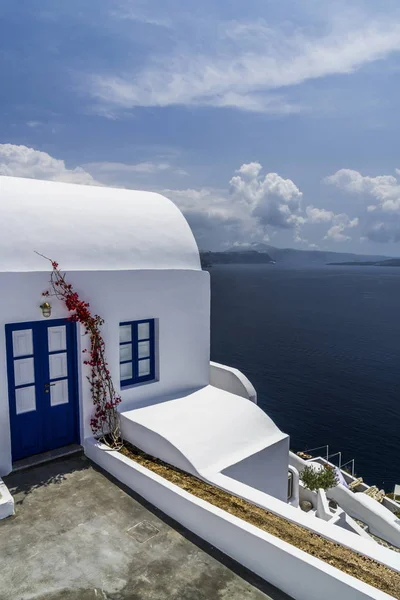 Telhado Branco Semi Circular Uma Casa Grega Oia Santorini Oferece — Fotografia de Stock