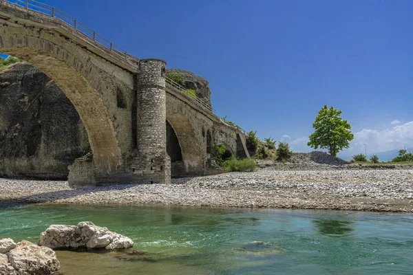 Malá Horská Řeka Protéká Skalnatým Korytem Pod Obloukem Starého Středověkého — Stock fotografie