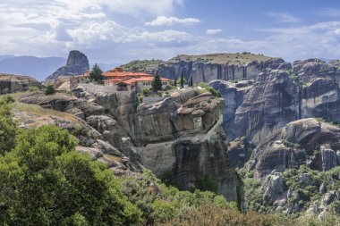 St. Varlaam Ortodoks Manastırı dik kaya içinde kutsal meteorlar üst kısmında yer alır.