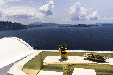 Güzel manzara, Santorini Adası ile büyük bir ahşap tabloda portakal ağacı. Teras eski bir yanardağ Caldera'nın çarpıcı manzaralarını sunmaktadır.