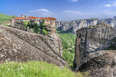 St. Varlaam Ortodoks Manastırı dik kaya içinde kutsal meteorlar üst kısmında yer alır.