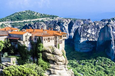 St. Varlaam Ortodoks Manastırı dik kaya içinde kutsal meteorlar üst kısmında yer alır.
