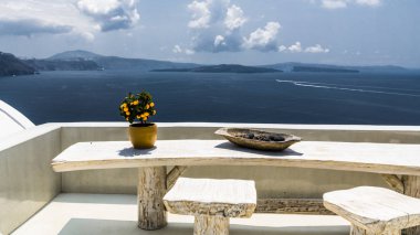 Güzel manzara, Santorini Adası ile büyük bir ahşap tabloda portakal ağacı. Teras eski bir yanardağ Caldera'nın çarpıcı manzaralarını sunmaktadır.