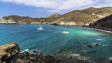 Akdeniz denizin dalgaları Santorini Adası ıssız bir kumsalda siyah kum üzerinde inanılmaz resimleri boya.
