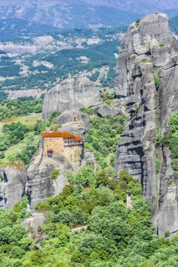Yüksek rock Greek meteorlar cliff üzerinde inşa Ortodoks Yunan manastır duvarlarında.