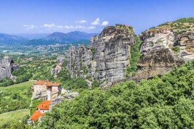 Yüksek rock Greek meteorlar cliff üzerinde inşa Ortodoks Yunan manastır duvarlarında.