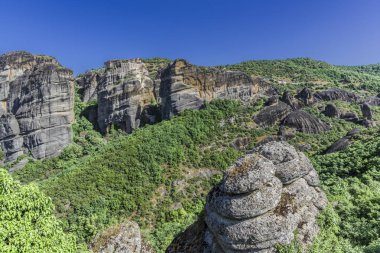 Yeşil vadi Kalambaka town yakınındaki ortasına dik duvarlar ile yüksek rock