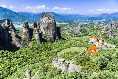 Yüksek rock Greek meteorlar cliff üzerinde inşa Ortodoks Yunan manastır duvarlarında.