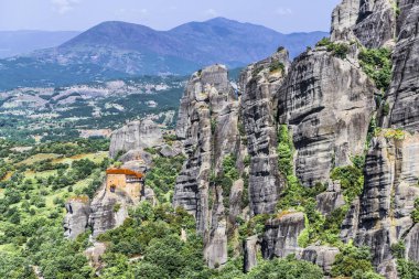Yüksek rock Greek meteorlar cliff üzerinde inşa Ortodoks Yunan manastır duvarlarında.