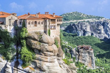St. Varlaam Ortodoks Manastırı dik kaya içinde kutsal meteorlar üst kısmında yer alır.