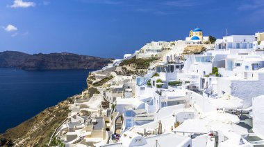 Oia Santorini adasında dik kıyısında renkli Yunan evleri.