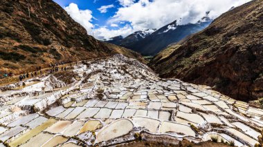 Salinas de maraş tuz madenleri beyaz teraslarında belgili tanımlık Andes dağ dik yamaçlarında yer alan.