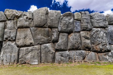 Sacsayhuaman kale ve tapınak karmaşık Cusco eteklerinde yüksek bir plato üzerinde and Dağları'nın kalbinde yer almaktadır.