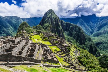 İn Antik Inca şehir, Machu Picchu Harabeleri güzel Urubamba Nehri çalkantılı sular And Dağları'nın yamaçlarında yer almaktadır.