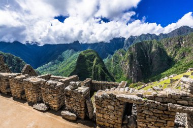 İn Antik Inca şehir, Machu Picchu Harabeleri güzel Urubamba Nehri çalkantılı sular And Dağları'nın yamaçlarında yer almaktadır.