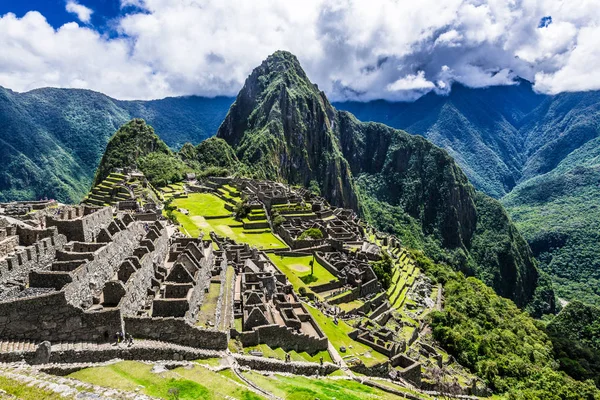 Las Ruinas Antigua Ciudad Inca Machu Picchu Están Bellamente Ubicadas — Foto de Stock