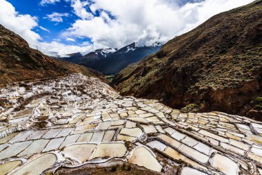 Salinas de maraş tuz madenleri beyaz teraslarında belgili tanımlık Andes dağ dik yamaçlarında yer alan.