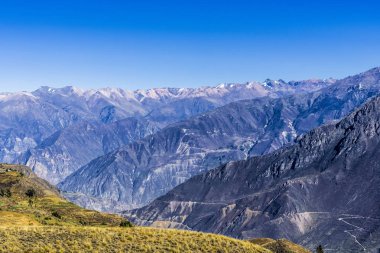 Peru, belgili tanımlık Andes dağ dağ aralıkları Panoraması filme dağlık bölgelerde.