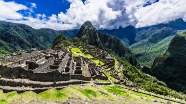 İn Antik Inca şehir, Machu Picchu Harabeleri güzel Urubamba Nehri çalkantılı sular And Dağları'nın yamaçlarında yer almaktadır.